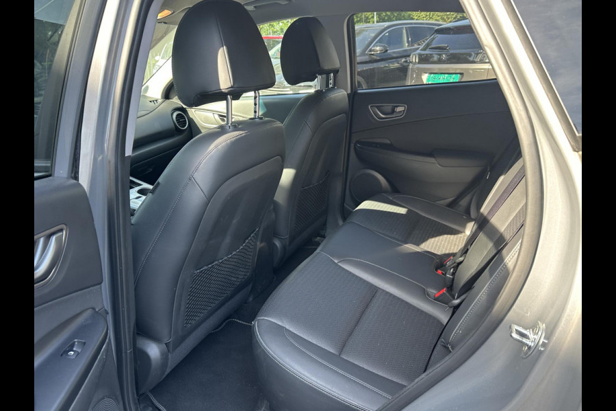 Hyundai Kona EV Premium 64 kWh SOH 97% | 12 MND BOVAG GARANTIE | STOEL/STUURVERWARMING | ELEK. STOELEN | DODEHOEK | KEYLESS | ACHTERUITRIJ CAMERA | HEAD UP | ADAP. CRUISE |