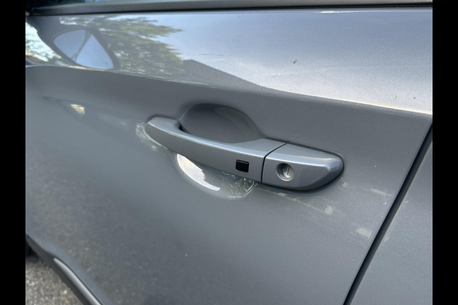 Hyundai Kona EV Premium 64 kWh SOH 97% | 12 MND BOVAG GARANTIE | STOEL/STUURVERWARMING | ELEK. STOELEN | DODEHOEK | KEYLESS | ACHTERUITRIJ CAMERA | HEAD UP | ADAP. CRUISE |