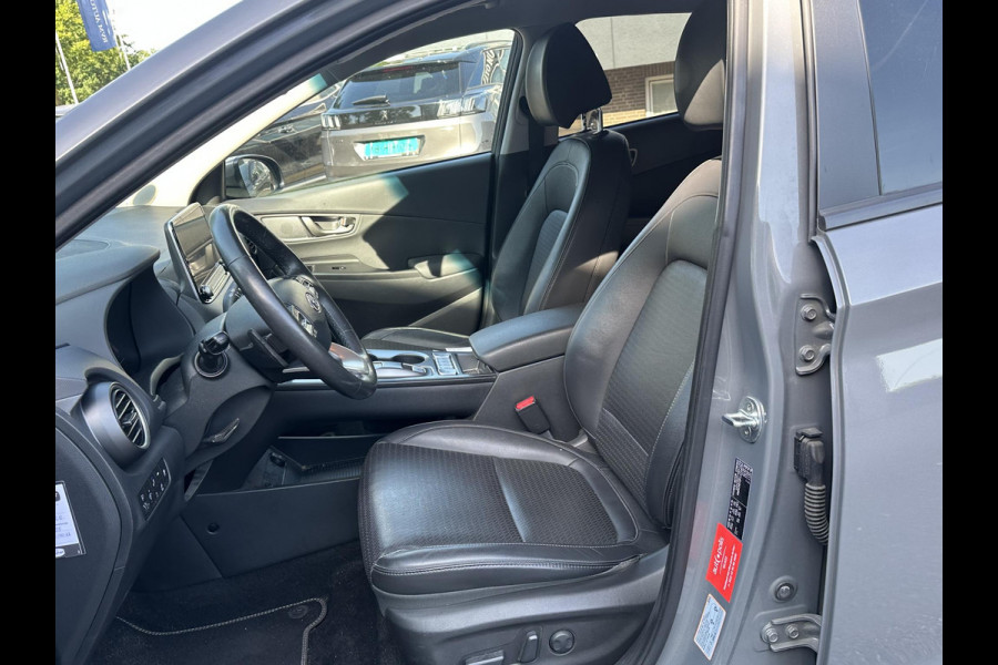 Hyundai Kona EV Premium 64 kWh SOH 97% | 12 MND BOVAG GARANTIE | STOEL/STUURVERWARMING | ELEK. STOELEN | DODEHOEK | KEYLESS | ACHTERUITRIJ CAMERA | HEAD UP | ADAP. CRUISE |