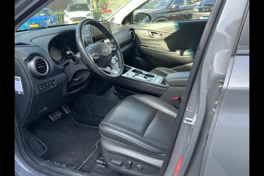 Hyundai Kona EV Premium 64 kWh SOH 97% | 12 MND BOVAG GARANTIE | STOEL/STUURVERWARMING | ELEK. STOELEN | DODEHOEK | KEYLESS | ACHTERUITRIJ CAMERA | HEAD UP | ADAP. CRUISE |