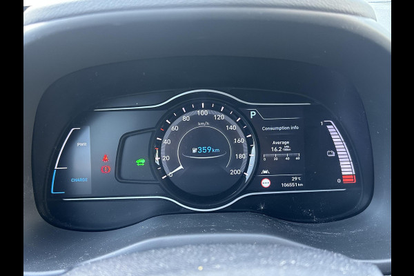 Hyundai Kona EV Premium 64 kWh SOH 97% | 12 MND BOVAG GARANTIE | STOEL/STUURVERWARMING | ELEK. STOELEN | DODEHOEK | KEYLESS | ACHTERUITRIJ CAMERA | HEAD UP | ADAP. CRUISE |