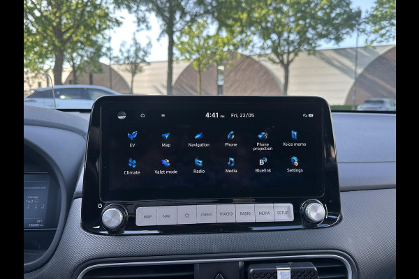 Hyundai Kona EV Premium 64 kWh SOH 97% | 12 MND BOVAG GARANTIE | STOEL/STUURVERWARMING | ELEK. STOELEN | DODEHOEK | KEYLESS | ACHTERUITRIJ CAMERA | HEAD UP | ADAP. CRUISE |
