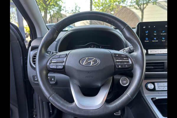 Hyundai Kona EV Premium 64 kWh SOH 97% | 12 MND BOVAG GARANTIE | STOEL/STUURVERWARMING | ELEK. STOELEN | DODEHOEK | KEYLESS | ACHTERUITRIJ CAMERA | HEAD UP | ADAP. CRUISE |