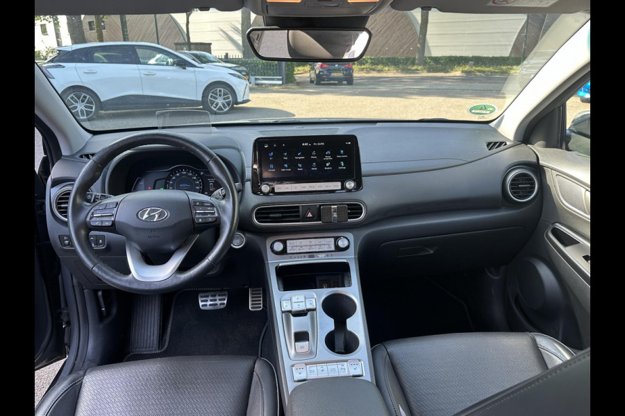 Hyundai Kona EV Premium 64 kWh SOH 97% | 12 MND BOVAG GARANTIE | STOEL/STUURVERWARMING | ELEK. STOELEN | DODEHOEK | KEYLESS | ACHTERUITRIJ CAMERA | HEAD UP | ADAP. CRUISE |