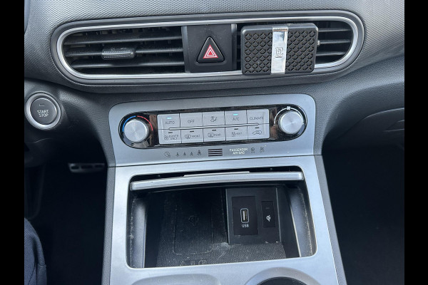 Hyundai Kona EV Premium 64 kWh SOH 97% | 12 MND BOVAG GARANTIE | STOEL/STUURVERWARMING | ELEK. STOELEN | DODEHOEK | KEYLESS | ACHTERUITRIJ CAMERA | HEAD UP | ADAP. CRUISE |