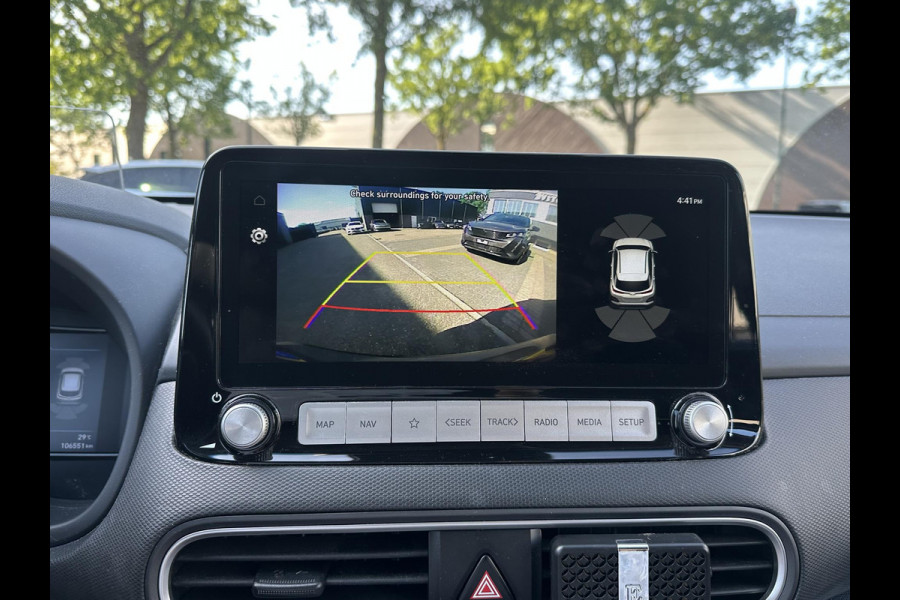 Hyundai Kona EV Premium 64 kWh SOH 97% | 12 MND BOVAG GARANTIE | STOEL/STUURVERWARMING | ELEK. STOELEN | DODEHOEK | KEYLESS | ACHTERUITRIJ CAMERA | HEAD UP | ADAP. CRUISE |