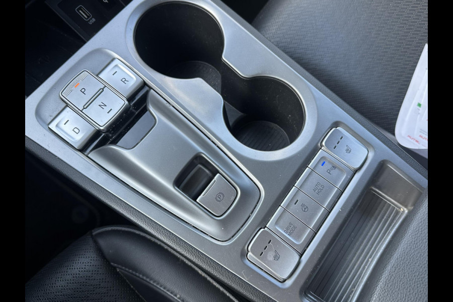 Hyundai Kona EV Premium 64 kWh SOH 97% | 12 MND BOVAG GARANTIE | STOEL/STUURVERWARMING | ELEK. STOELEN | DODEHOEK | KEYLESS | ACHTERUITRIJ CAMERA | HEAD UP | ADAP. CRUISE |