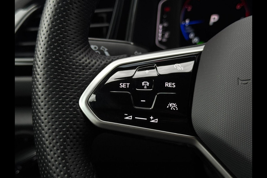 Volkswagen T-Roc 1.5 TSI 3 x R-Line | LED | Stoelverwarming | Carplay | Adaptive Cruise | Dode hoek detectie | Black Pakket |