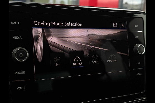 Volkswagen T-Roc 1.5 TSI 3 x R-Line | LED | Stoelverwarming | Carplay | Adaptive Cruise | Dode hoek detectie | Black Pakket |