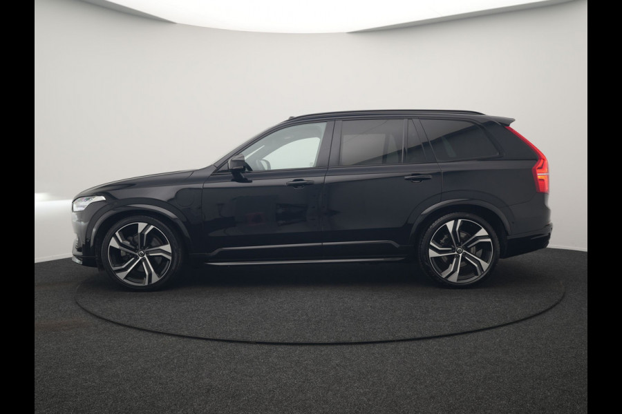 Volvo XC90 T8 Recharge AWD Ultimate Dark LONG RANGE 7 Persoons PHEV 455pk Dealer O.H. | Trekhaak Af Fabriek | Luchtvering | Panodak | Adaptive Cruise | Head Up | 360 Camera | Lederen Sportstoelen Massage & Ventilatie & Memory | Harman / Kardon | Keyless | Blis | Stoelen & Stuur Verwarmd | Plug In Hybrid |