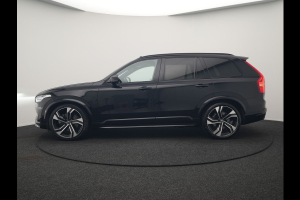 Volvo XC90 T8 Recharge AWD Ultimate Dark LONG RANGE 7 Persoons PHEV 455pk Dealer O.H. | Trekhaak Af Fabriek | Luchtvering | Panodak | Adaptive Cruise | Head Up | 360 Camera | Lederen Sportstoelen Massage & Ventilatie & Memory | Harman / Kardon | Keyless | Blis | Stoelen & Stuur Verwarmd | Plug In Hybrid |