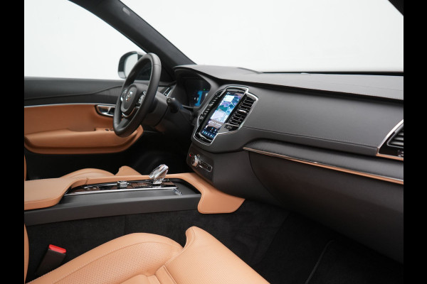 Volvo XC90 T8 Recharge AWD Ultimate Dark LONG RANGE 7 Persoons PHEV 455pk Dealer O.H. | Trekhaak Af Fabriek | Luchtvering | Panodak | Adaptive Cruise | Head Up | 360 Camera | Lederen Sportstoelen Massage & Ventilatie & Memory | Harman / Kardon | Keyless | Blis | Stoelen & Stuur Verwarmd | Plug In Hybrid |