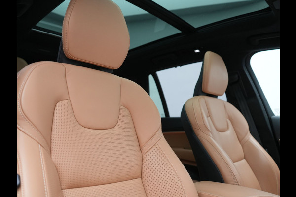 Volvo XC90 T8 Recharge AWD Ultimate Dark LONG RANGE 7 Persoons PHEV 455pk Dealer O.H. | Trekhaak Af Fabriek | Luchtvering | Panodak | Adaptive Cruise | Head Up | 360 Camera | Lederen Sportstoelen Massage & Ventilatie & Memory | Harman / Kardon | Keyless | Blis | Stoelen & Stuur Verwarmd | Plug In Hybrid |