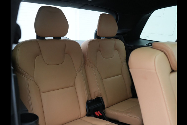 Volvo XC90 T8 Recharge AWD Ultimate Dark LONG RANGE 7 Persoons PHEV 455pk Dealer O.H. | Trekhaak Af Fabriek | Luchtvering | Panodak | Adaptive Cruise | Head Up | 360 Camera | Lederen Sportstoelen Massage & Ventilatie & Memory | Harman / Kardon | Keyless | Blis | Stoelen & Stuur Verwarmd | Plug In Hybrid |
