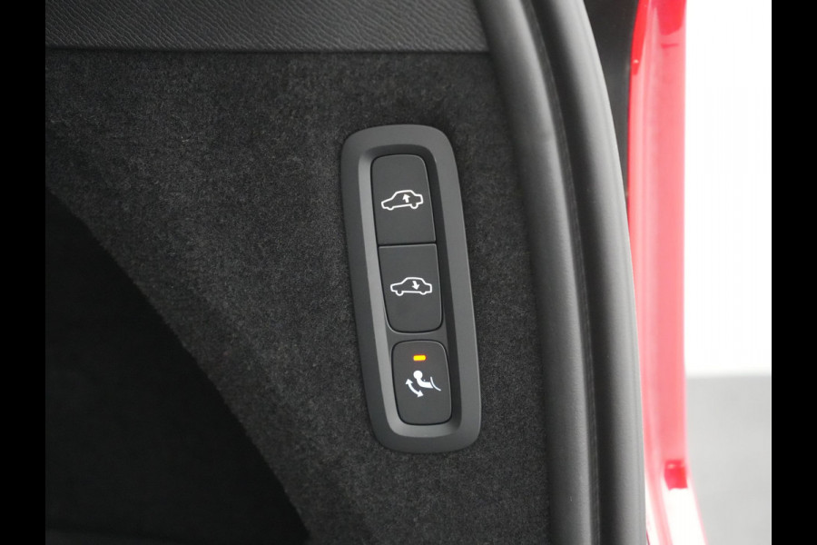 Volvo XC90 T8 Recharge AWD Ultimate Dark LONG RANGE 7 Persoons PHEV 455pk Dealer O.H. | Trekhaak Af Fabriek | Luchtvering | Panodak | Adaptive Cruise | Head Up | 360 Camera | Lederen Sportstoelen Massage & Ventilatie & Memory | Harman / Kardon | Keyless | Blis | Stoelen & Stuur Verwarmd | Plug In Hybrid |