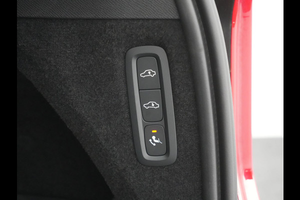 Volvo XC90 T8 Recharge AWD Ultimate Dark LONG RANGE 7 Persoons PHEV 455pk Dealer O.H. | Trekhaak Af Fabriek | Luchtvering | Panodak | Adaptive Cruise | Head Up | 360 Camera | Lederen Sportstoelen Massage & Ventilatie & Memory | Harman / Kardon | Keyless | Blis | Stoelen & Stuur Verwarmd | Plug In Hybrid |