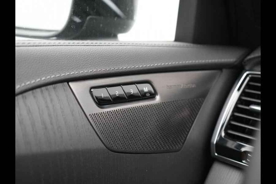 Volvo XC90 T8 Recharge AWD Ultimate Dark LONG RANGE 7 Persoons PHEV 455pk Dealer O.H. | Trekhaak Af Fabriek | Luchtvering | Panodak | Adaptive Cruise | Head Up | 360 Camera | Lederen Sportstoelen Massage & Ventilatie & Memory | Harman / Kardon | Keyless | Blis | Stoelen & Stuur Verwarmd | Plug In Hybrid |