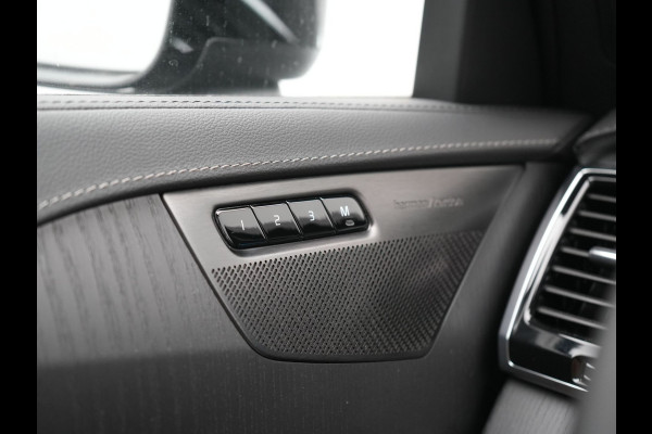 Volvo XC90 T8 Recharge AWD Ultimate Dark LONG RANGE 7 Persoons PHEV 455pk Dealer O.H. | Trekhaak Af Fabriek | Luchtvering | Panodak | Adaptive Cruise | Head Up | 360 Camera | Lederen Sportstoelen Massage & Ventilatie & Memory | Harman / Kardon | Keyless | Blis | Stoelen & Stuur Verwarmd | Plug In Hybrid |