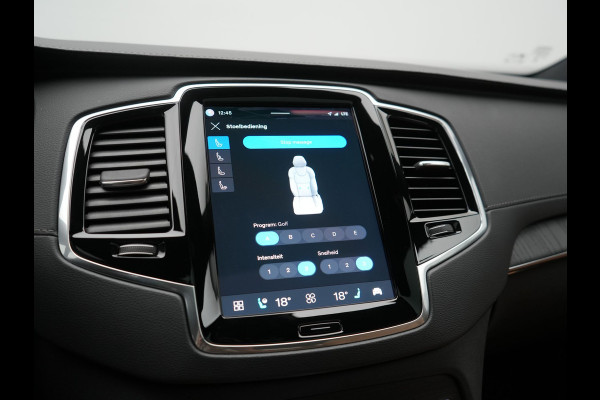 Volvo XC90 T8 Recharge AWD Ultimate Dark LONG RANGE 7 Persoons PHEV 455pk Dealer O.H. | Trekhaak Af Fabriek | Luchtvering | Panodak | Adaptive Cruise | Head Up | 360 Camera | Lederen Sportstoelen Massage & Ventilatie & Memory | Harman / Kardon | Keyless | Blis | Stoelen & Stuur Verwarmd | Plug In Hybrid |