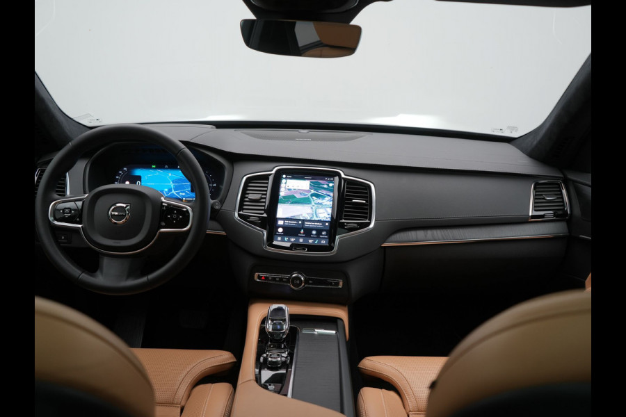 Volvo XC90 T8 Recharge AWD Ultimate Dark LONG RANGE 7 Persoons PHEV 455pk Dealer O.H. | Trekhaak Af Fabriek | Luchtvering | Panodak | Adaptive Cruise | Head Up | 360 Camera | Lederen Sportstoelen Massage & Ventilatie & Memory | Harman / Kardon | Keyless | Blis | Stoelen & Stuur Verwarmd | Plug In Hybrid |