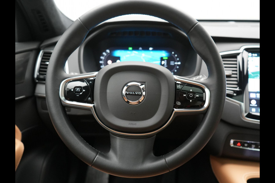 Volvo XC90 T8 Recharge AWD Ultimate Dark LONG RANGE 7 Persoons PHEV 455pk Dealer O.H. | Trekhaak Af Fabriek | Luchtvering | Panodak | Adaptive Cruise | Head Up | 360 Camera | Lederen Sportstoelen Massage & Ventilatie & Memory | Harman / Kardon | Keyless | Blis | Stoelen & Stuur Verwarmd | Plug In Hybrid |