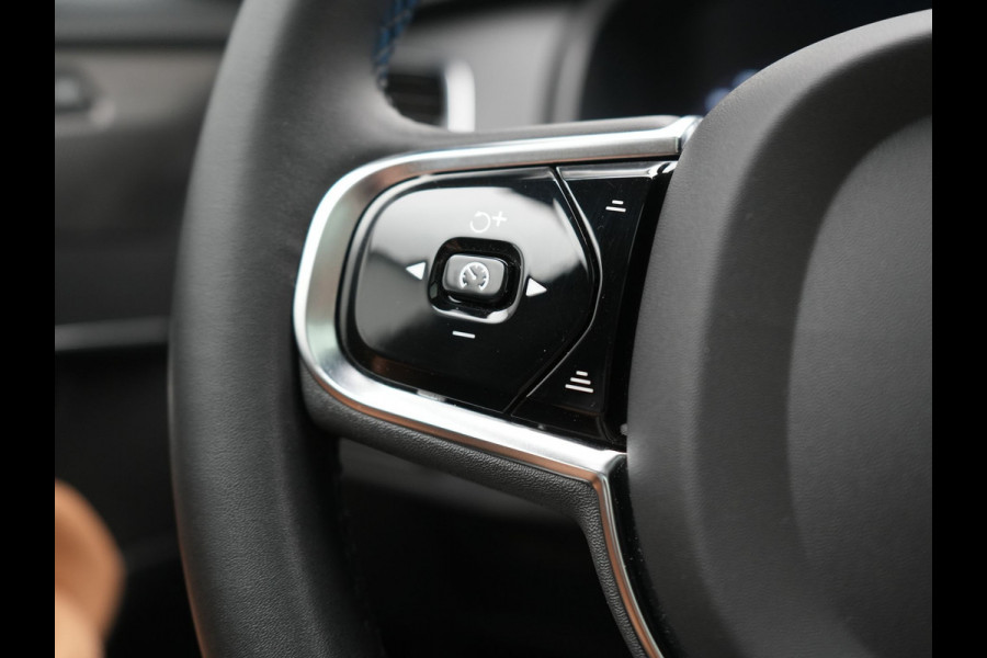 Volvo XC90 T8 Recharge AWD Ultimate Dark LONG RANGE 7 Persoons PHEV 455pk Dealer O.H. | Trekhaak Af Fabriek | Luchtvering | Panodak | Adaptive Cruise | Head Up | 360 Camera | Lederen Sportstoelen Massage & Ventilatie & Memory | Harman / Kardon | Keyless | Blis | Stoelen & Stuur Verwarmd | Plug In Hybrid |