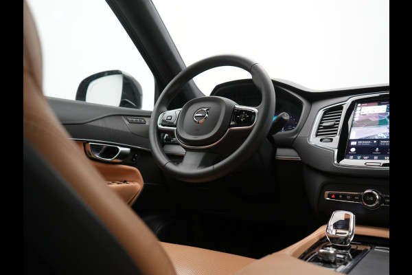 Volvo XC90 T8 Recharge AWD Ultimate Dark LONG RANGE 7 Persoons PHEV 455pk Dealer O.H. | Trekhaak Af Fabriek | Luchtvering | Panodak | Adaptive Cruise | Head Up | 360 Camera | Lederen Sportstoelen Massage & Ventilatie & Memory | Harman / Kardon | Keyless | Blis | Stoelen & Stuur Verwarmd | Plug In Hybrid |