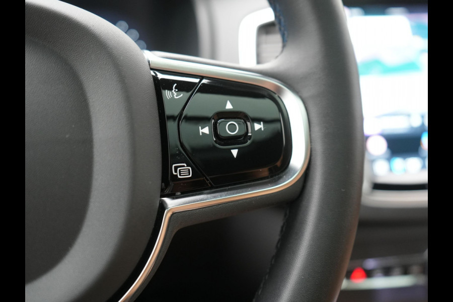 Volvo XC90 T8 Recharge AWD Ultimate Dark LONG RANGE 7 Persoons PHEV 455pk Dealer O.H. | Trekhaak Af Fabriek | Luchtvering | Panodak | Adaptive Cruise | Head Up | 360 Camera | Lederen Sportstoelen Massage & Ventilatie & Memory | Harman / Kardon | Keyless | Blis | Stoelen & Stuur Verwarmd | Plug In Hybrid |