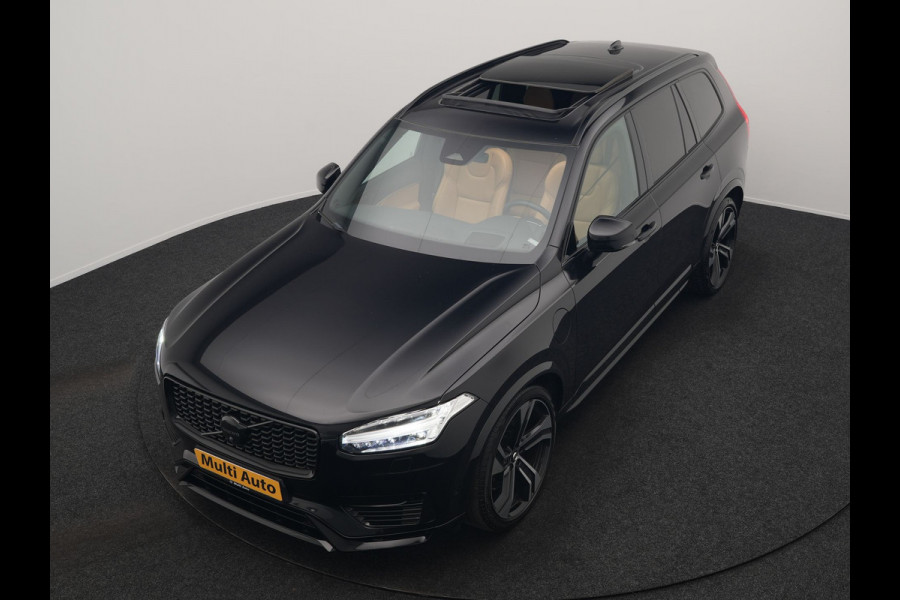 Volvo XC90 T8 Recharge AWD Ultimate Dark LONG RANGE 7 Persoons PHEV 455pk Dealer O.H. | Trekhaak Af Fabriek | Luchtvering | Panodak | Adaptive Cruise | Head Up | 360 Camera | Lederen Sportstoelen Massage & Ventilatie & Memory | Harman / Kardon | Keyless | Blis | Stoelen & Stuur Verwarmd | Plug In Hybrid |