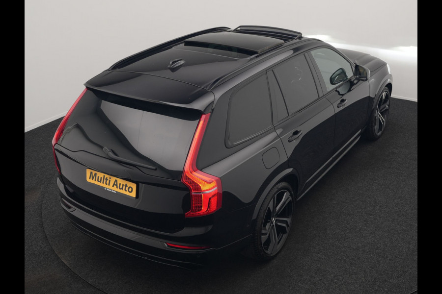Volvo XC90 T8 Recharge AWD Ultimate Dark LONG RANGE 7 Persoons PHEV 455pk Dealer O.H. | Trekhaak Af Fabriek | Luchtvering | Panodak | Adaptive Cruise | Head Up | 360 Camera | Lederen Sportstoelen Massage & Ventilatie & Memory | Harman / Kardon | Keyless | Blis | Stoelen & Stuur Verwarmd | Plug In Hybrid |