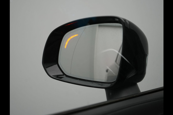 Volvo XC90 T8 Recharge AWD Ultimate Dark LONG RANGE 7 Persoons PHEV 455pk Dealer O.H. | Trekhaak Af Fabriek | Luchtvering | Panodak | Adaptive Cruise | Head Up | 360 Camera | Lederen Sportstoelen Massage & Ventilatie & Memory | Harman / Kardon | Keyless | Blis | Stoelen & Stuur Verwarmd | Plug In Hybrid |
