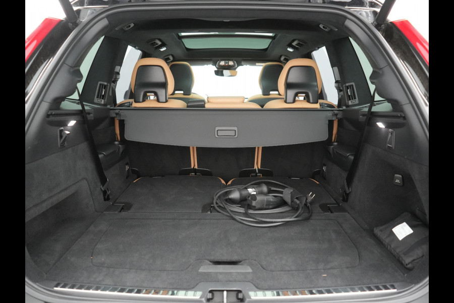 Volvo XC90 T8 Recharge AWD Ultimate Dark LONG RANGE 7 Persoons PHEV 455pk Dealer O.H. | Trekhaak Af Fabriek | Luchtvering | Panodak | Adaptive Cruise | Head Up | 360 Camera | Lederen Sportstoelen Massage & Ventilatie & Memory | Harman / Kardon | Keyless | Blis | Stoelen & Stuur Verwarmd | Plug In Hybrid |