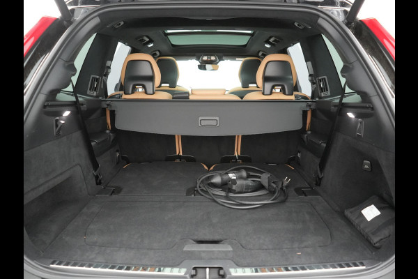 Volvo XC90 T8 Recharge AWD Ultimate Dark LONG RANGE 7 Persoons PHEV 455pk Dealer O.H. | Trekhaak Af Fabriek | Luchtvering | Panodak | Adaptive Cruise | Head Up | 360 Camera | Lederen Sportstoelen Massage & Ventilatie & Memory | Harman / Kardon | Keyless | Blis | Stoelen & Stuur Verwarmd | Plug In Hybrid |