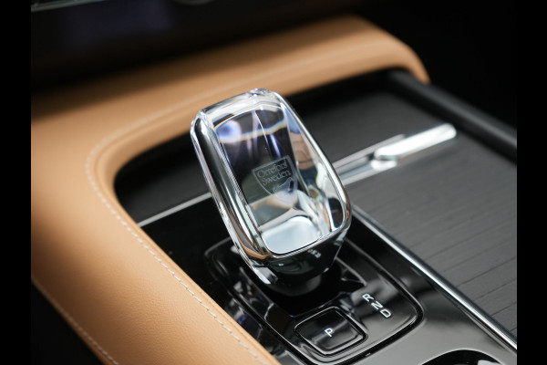 Volvo XC90 T8 Recharge AWD Ultimate Dark LONG RANGE 7 Persoons PHEV 455pk Dealer O.H. | Trekhaak Af Fabriek | Luchtvering | Panodak | Adaptive Cruise | Head Up | 360 Camera | Lederen Sportstoelen Massage & Ventilatie & Memory | Harman / Kardon | Keyless | Blis | Stoelen & Stuur Verwarmd | Plug In Hybrid |