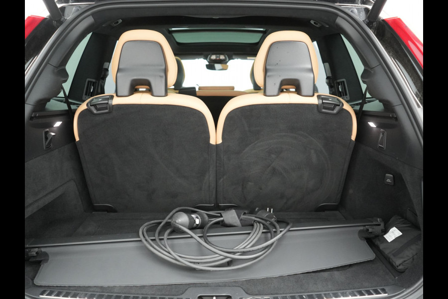 Volvo XC90 T8 Recharge AWD Ultimate Dark LONG RANGE 7 Persoons PHEV 455pk Dealer O.H. | Trekhaak Af Fabriek | Luchtvering | Panodak | Adaptive Cruise | Head Up | 360 Camera | Lederen Sportstoelen Massage & Ventilatie & Memory | Harman / Kardon | Keyless | Blis | Stoelen & Stuur Verwarmd | Plug In Hybrid |