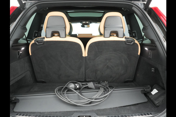 Volvo XC90 T8 Recharge AWD Ultimate Dark LONG RANGE 7 Persoons PHEV 455pk Dealer O.H. | Trekhaak Af Fabriek | Luchtvering | Panodak | Adaptive Cruise | Head Up | 360 Camera | Lederen Sportstoelen Massage & Ventilatie & Memory | Harman / Kardon | Keyless | Blis | Stoelen & Stuur Verwarmd | Plug In Hybrid |