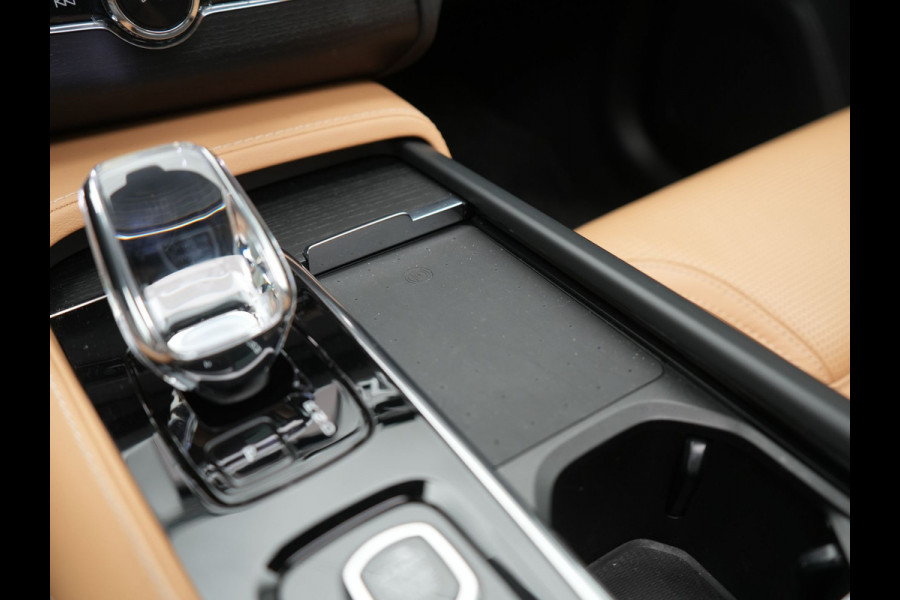 Volvo XC90 T8 Recharge AWD Ultimate Dark LONG RANGE 7 Persoons PHEV 455pk Dealer O.H. | Trekhaak Af Fabriek | Luchtvering | Panodak | Adaptive Cruise | Head Up | 360 Camera | Lederen Sportstoelen Massage & Ventilatie & Memory | Harman / Kardon | Keyless | Blis | Stoelen & Stuur Verwarmd | Plug In Hybrid |