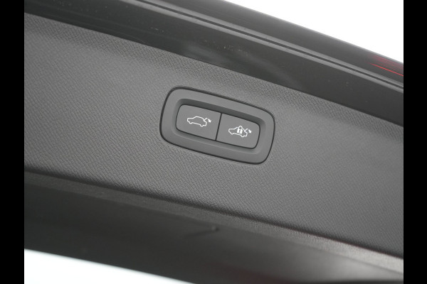 Volvo XC90 T8 Recharge AWD Ultimate Dark LONG RANGE 7 Persoons PHEV 455pk Dealer O.H. | Trekhaak Af Fabriek | Luchtvering | Panodak | Adaptive Cruise | Head Up | 360 Camera | Lederen Sportstoelen Massage & Ventilatie & Memory | Harman / Kardon | Keyless | Blis | Stoelen & Stuur Verwarmd | Plug In Hybrid |