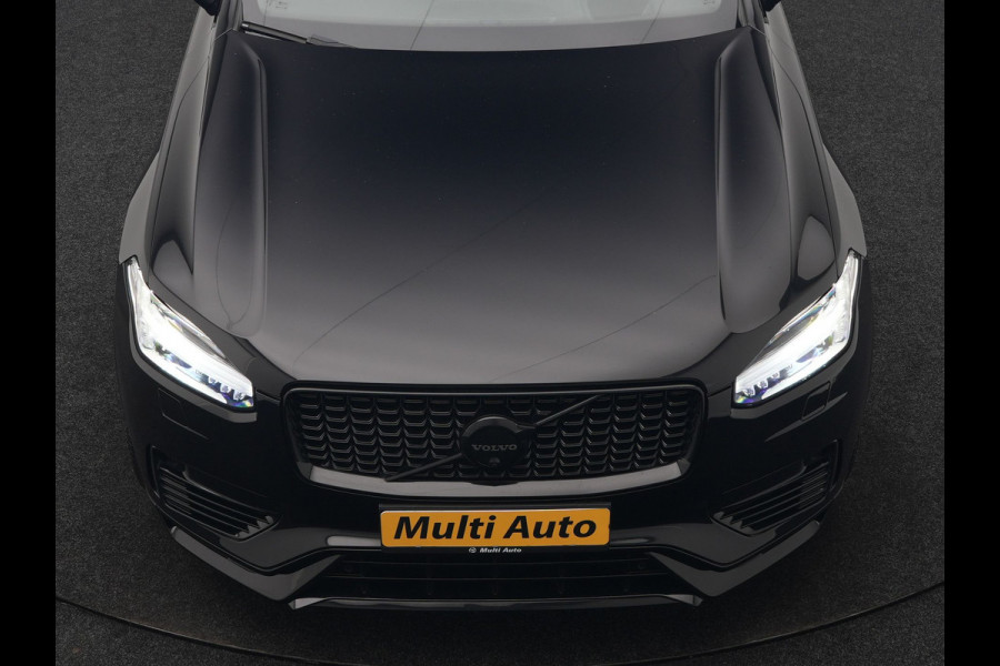 Volvo XC90 T8 Recharge AWD Ultimate Dark LONG RANGE 7 Persoons PHEV 455pk Dealer O.H. | Trekhaak Af Fabriek | Luchtvering | Panodak | Adaptive Cruise | Head Up | 360 Camera | Lederen Sportstoelen Massage & Ventilatie & Memory | Harman / Kardon | Keyless | Blis | Stoelen & Stuur Verwarmd | Plug In Hybrid |