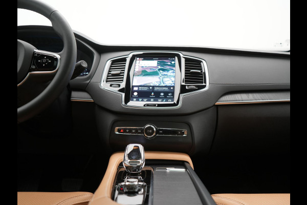 Volvo XC90 T8 Recharge AWD Ultimate Dark LONG RANGE 7 Persoons PHEV 455pk Dealer O.H. | Trekhaak Af Fabriek | Luchtvering | Panodak | Adaptive Cruise | Head Up | 360 Camera | Lederen Sportstoelen Massage & Ventilatie & Memory | Harman / Kardon | Keyless | Blis | Stoelen & Stuur Verwarmd | Plug In Hybrid |