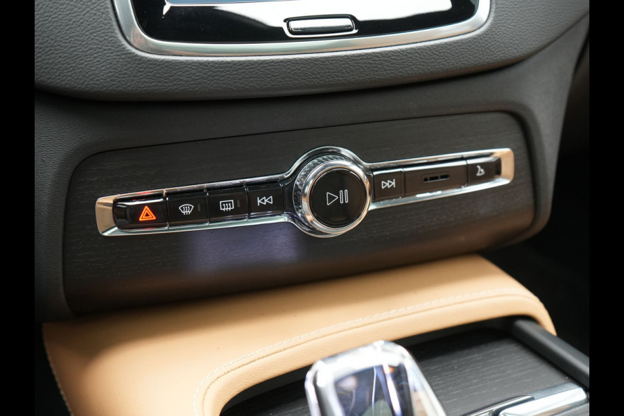 Volvo XC90 T8 Recharge AWD Ultimate Dark LONG RANGE 7 Persoons PHEV 455pk Dealer O.H. | Trekhaak Af Fabriek | Luchtvering | Panodak | Adaptive Cruise | Head Up | 360 Camera | Lederen Sportstoelen Massage & Ventilatie & Memory | Harman / Kardon | Keyless | Blis | Stoelen & Stuur Verwarmd | Plug In Hybrid |