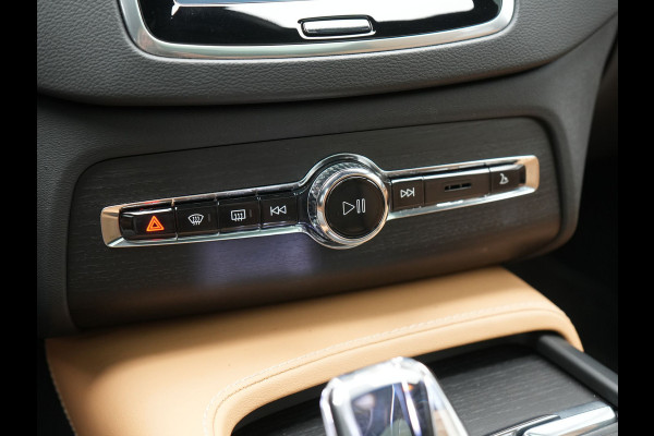 Volvo XC90 T8 Recharge AWD Ultimate Dark LONG RANGE 7 Persoons PHEV 455pk Dealer O.H. | Trekhaak Af Fabriek | Luchtvering | Panodak | Adaptive Cruise | Head Up | 360 Camera | Lederen Sportstoelen Massage & Ventilatie & Memory | Harman / Kardon | Keyless | Blis | Stoelen & Stuur Verwarmd | Plug In Hybrid |