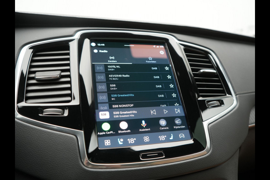 Volvo XC90 T8 Recharge AWD Ultimate Dark LONG RANGE 7 Persoons PHEV 455pk Dealer O.H. | Trekhaak Af Fabriek | Luchtvering | Panodak | Adaptive Cruise | Head Up | 360 Camera | Lederen Sportstoelen Massage & Ventilatie & Memory | Harman / Kardon | Keyless | Blis | Stoelen & Stuur Verwarmd | Plug In Hybrid |