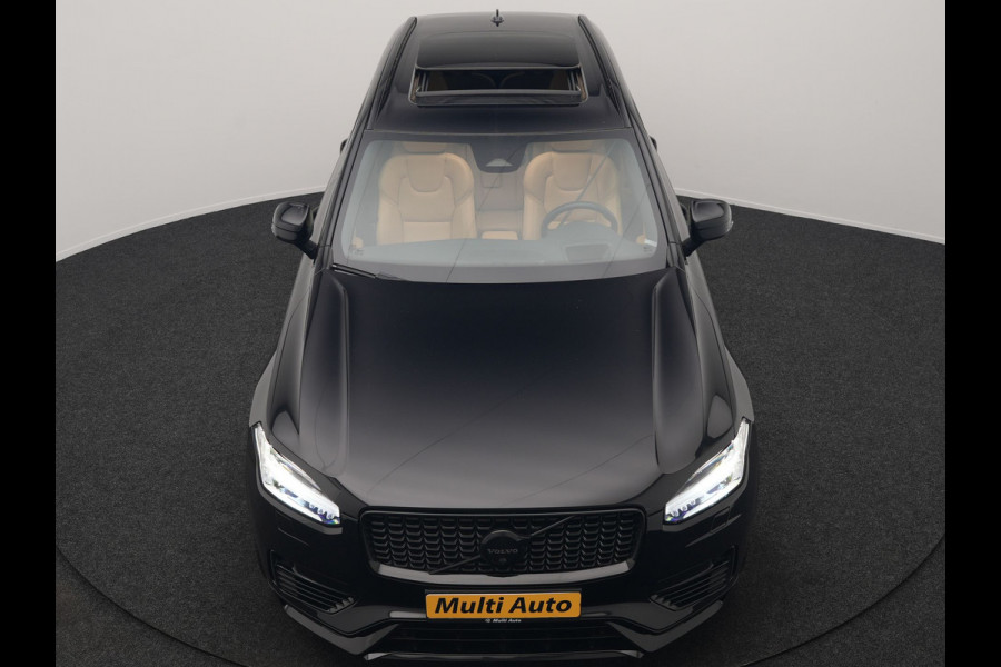 Volvo XC90 T8 Recharge AWD Ultimate Dark LONG RANGE 7 Persoons PHEV 455pk Dealer O.H. | Trekhaak Af Fabriek | Luchtvering | Panodak | Adaptive Cruise | Head Up | 360 Camera | Lederen Sportstoelen Massage & Ventilatie & Memory | Harman / Kardon | Keyless | Blis | Stoelen & Stuur Verwarmd | Plug In Hybrid |