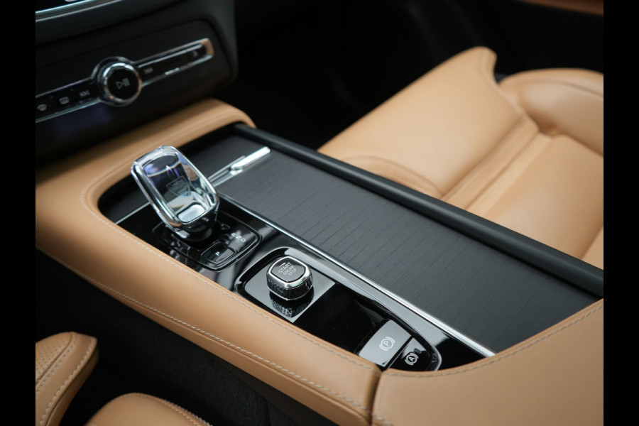 Volvo XC90 T8 Recharge AWD Ultimate Dark LONG RANGE 7 Persoons PHEV 455pk Dealer O.H. | Trekhaak Af Fabriek | Luchtvering | Panodak | Adaptive Cruise | Head Up | 360 Camera | Lederen Sportstoelen Massage & Ventilatie & Memory | Harman / Kardon | Keyless | Blis | Stoelen & Stuur Verwarmd | Plug In Hybrid |