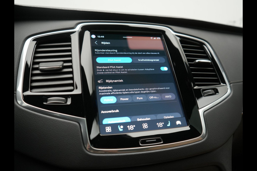 Volvo XC90 T8 Recharge AWD Ultimate Dark LONG RANGE 7 Persoons PHEV 455pk Dealer O.H. | Trekhaak Af Fabriek | Luchtvering | Panodak | Adaptive Cruise | Head Up | 360 Camera | Lederen Sportstoelen Massage & Ventilatie & Memory | Harman / Kardon | Keyless | Blis | Stoelen & Stuur Verwarmd | Plug In Hybrid |