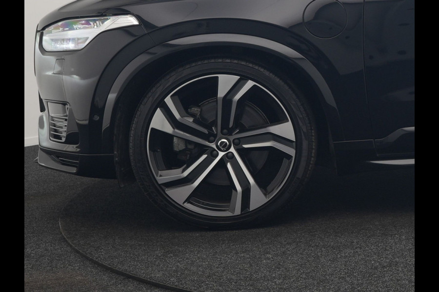 Volvo XC90 T8 Recharge AWD Ultimate Dark LONG RANGE 7 Persoons PHEV 455pk Dealer O.H. | Trekhaak Af Fabriek | Luchtvering | Panodak | Adaptive Cruise | Head Up | 360 Camera | Lederen Sportstoelen Massage & Ventilatie & Memory | Harman / Kardon | Keyless | Blis | Stoelen & Stuur Verwarmd | Plug In Hybrid |