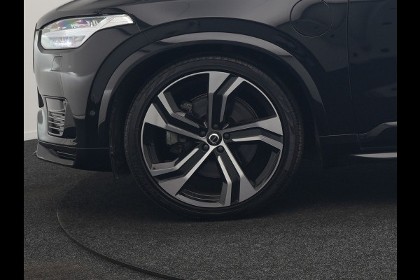 Volvo XC90 T8 Recharge AWD Ultimate Dark LONG RANGE 7 Persoons PHEV 455pk Dealer O.H. | Trekhaak Af Fabriek | Luchtvering | Panodak | Adaptive Cruise | Head Up | 360 Camera | Lederen Sportstoelen Massage & Ventilatie & Memory | Harman / Kardon | Keyless | Blis | Stoelen & Stuur Verwarmd | Plug In Hybrid |
