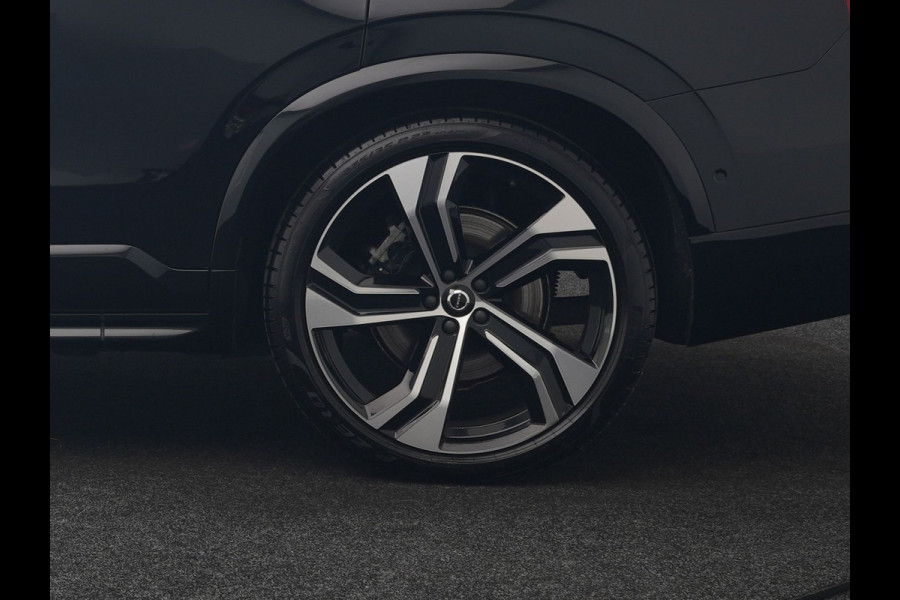 Volvo XC90 T8 Recharge AWD Ultimate Dark LONG RANGE 7 Persoons PHEV 455pk Dealer O.H. | Trekhaak Af Fabriek | Luchtvering | Panodak | Adaptive Cruise | Head Up | 360 Camera | Lederen Sportstoelen Massage & Ventilatie & Memory | Harman / Kardon | Keyless | Blis | Stoelen & Stuur Verwarmd | Plug In Hybrid |