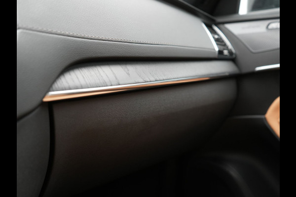 Volvo XC90 T8 Recharge AWD Ultimate Dark LONG RANGE 7 Persoons PHEV 455pk Dealer O.H. | Trekhaak Af Fabriek | Luchtvering | Panodak | Adaptive Cruise | Head Up | 360 Camera | Lederen Sportstoelen Massage & Ventilatie & Memory | Harman / Kardon | Keyless | Blis | Stoelen & Stuur Verwarmd | Plug In Hybrid |